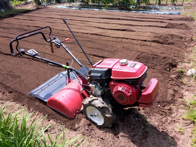 耕運機で畑を耕す