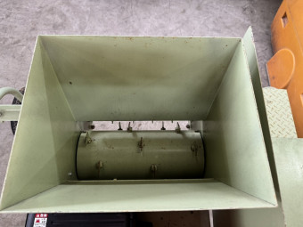 牧草束解し機 ほぐす君