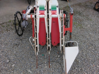 玉ねぎ掘取機 HT2