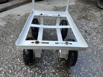 アルミハウスカー